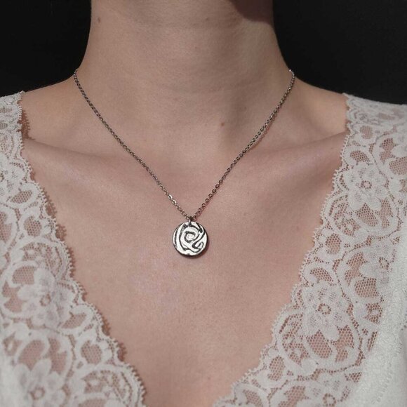 Gothic abstract hypnosis swirly necklace with a small silver chain - Picture 6 of 10